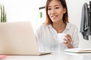 çekici genç Asyalı işkadını çalışma