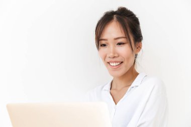 Çekici gülümseyen Asyalı genç kadın.