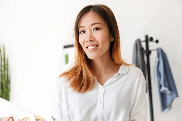 Lachen aantrekkelijke jonge aziatische zakenvrouw — Stockfoto