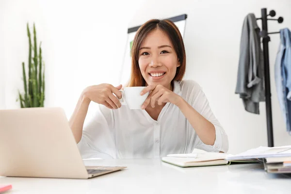 Atractiva joven mujer de negocios asiática trabajando — Foto de Stock