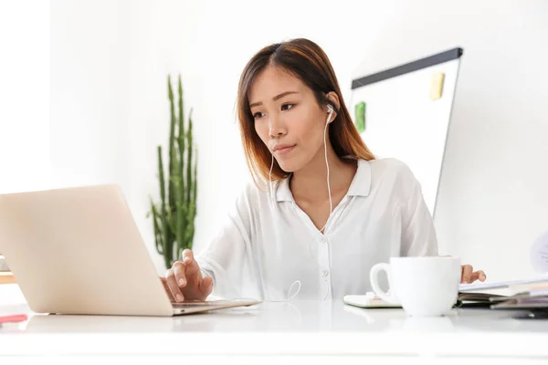 Attraktive junge asiatische Geschäftsfrau arbeitet — Stockfoto