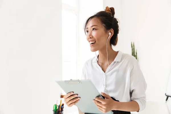 Zelfverzekerde aantrekkelijke jonge aziatische zakenvrouw staan in haar kantoor — Stockfoto