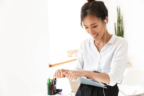Pewna siebie atrakcyjna młoda azjatycka bizneswoman stojąca w swoim biurze — Zdjęcie stockowe