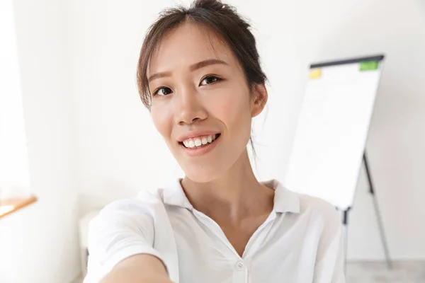 Gülümseyen Asyalı iş kadını selfie çekiyor. — Stok fotoğraf