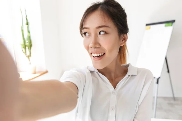 Lachende mooie aziatische zakenvrouw nemen van een selfie — Stockfoto