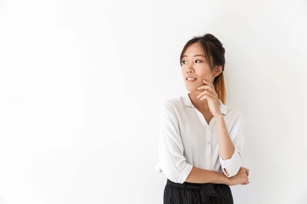 Aantrekkelijke glimlachende jonge aziatische vrouw — Stockfoto