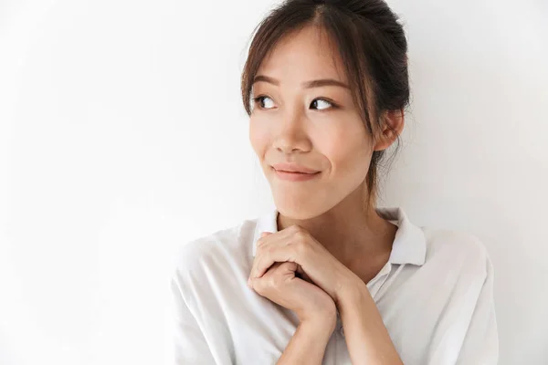Aantrekkelijke glimlachende jonge aziatische vrouw — Stockfoto