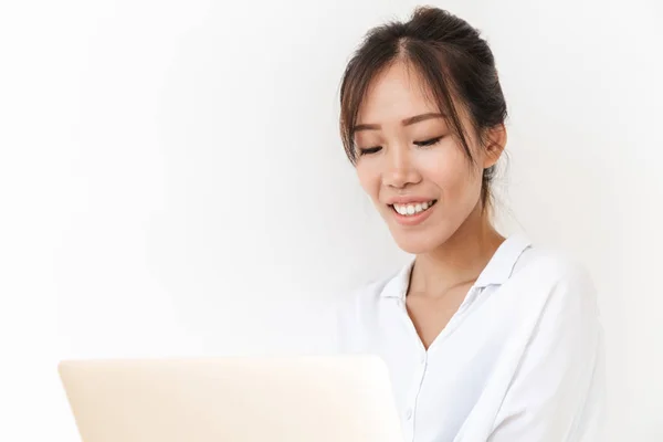 Atractiva sonriente joven asiático mujer — Foto de Stock