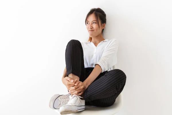 Aantrekkelijke jonge aziatische vrouw zitten op een stoel — Stockfoto