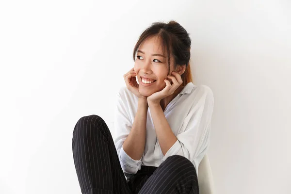Привлекательная молодая азиатка, сидящая на стуле — стоковое фото