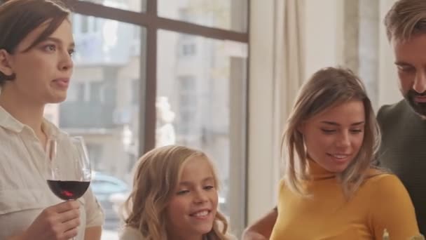 Szczęśliwy Piękny Duży Rodzina Mając Zabawy Uroczysty Rodzinny Obiad Domu — Wideo stockowe