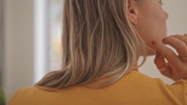 Widok Tyłu Ładna Blondynka Swetrze Siedzi Uroczystej Kolacji Rodzinnej Przy — Wideo stockowe