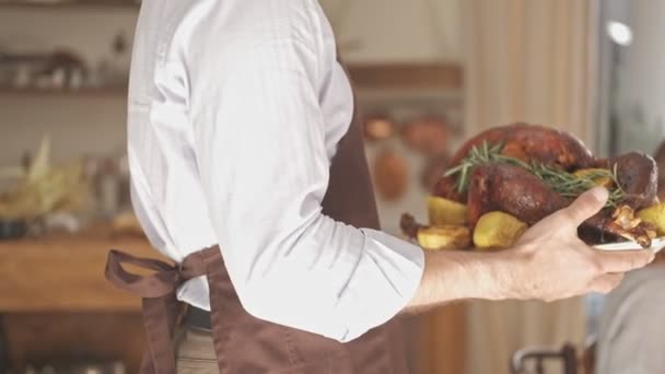 Vista Ritagliata Uomo Anziano Grembiule Azienda Anatra Forno Mentre Piedi — Video Stock