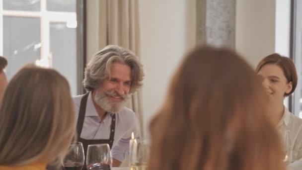 Felice Bella Grande Famiglia Clinking Con Bicchieri Vino Sulla Cena — Video Stock