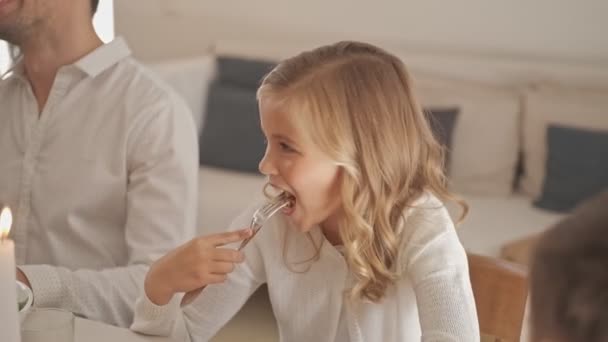 Sorrindo Menina Loira Comendo Comida Aproveitando Momento Enquanto Sentado Mesa — Vídeo de Stock