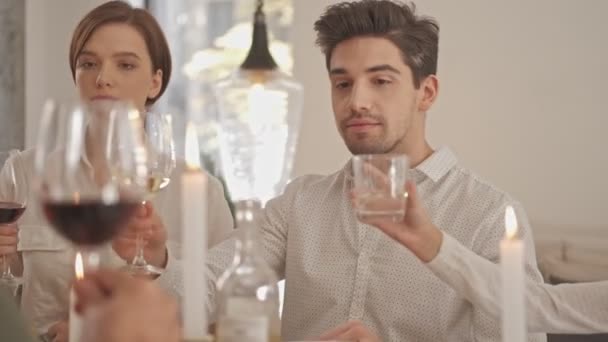 Sorrindo Casal Bonito Tendo Descanso Com Seus Parentes Jantar Festivo — Vídeo de Stock