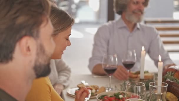 Vista Cerca Agradable Gran Familia Encantadora Divirtiéndose Cena Familiar Festiva — Vídeos de Stock