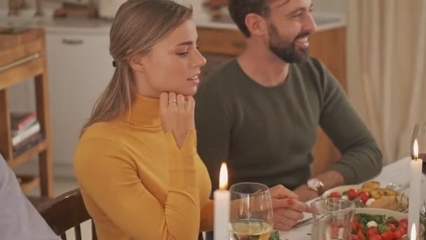 Neşeli Güzel Çift Akrabalarıyla Eğleniyor Evde Yemek Masasında Birbirlerini Kolluyorlar — Stok video