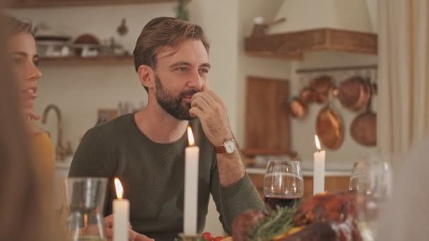 Mosolyogva Beszélgetnek Rokonaikkal Egymás Karját Fogva Ünnepi Családi Vacsorán Asztalnál — Stock videók