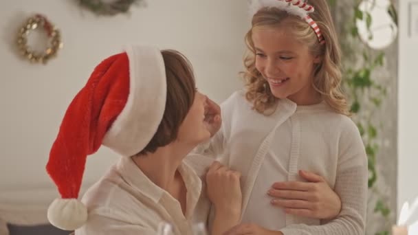 Mãe Alegre Com Filha Vestindo Roupas Natal Divertindo Juntos Jantar — Vídeo de Stock