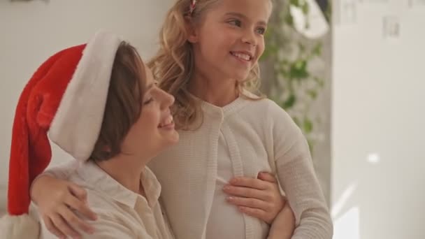 Radosna Matka Córką Ubrana Świąteczny Strój Bawiąca Się Razem Uroczystej — Wideo stockowe