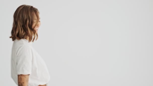 Jovem Mulher Positiva Vestindo Uma Camiseta Básica Branca Entrar Acenando — Vídeo de Stock