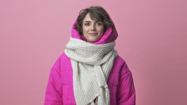 Mulher Bonita Usando Jaqueta Inverno Com Cachecol Sorrindo Isolado Sobre — Vídeo de Stock