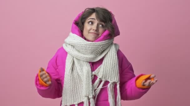 Eşarplı Kışlık Ceket Giyen Genç Güzel Bir Kadın Pembe Bir — Stok video