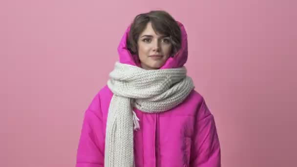 Jovem Mulher Positiva Vestindo Uma Jaqueta Inverno Com Lenço Está — Vídeo de Stock