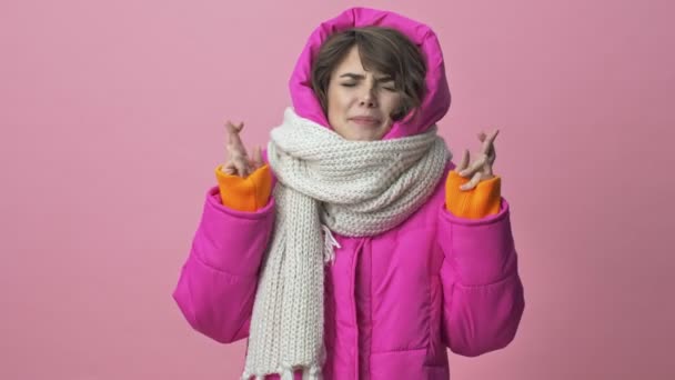 Die Schöne Junge Frau Winterjacke Und Schal Drückt Vereinzelt Vor — Stockvideo