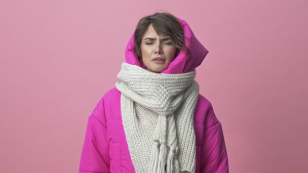 Eşarplı Kışlık Ceket Giyen Hoş Genç Bir Kadın Pembe Bir — Stok video