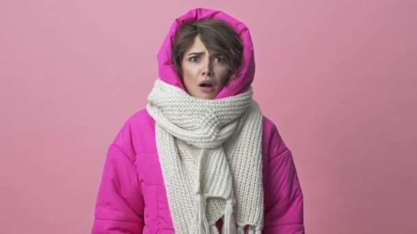 Bonita Joven Con Una Chaqueta Invierno Con Una Bufanda Está — Vídeos de Stock