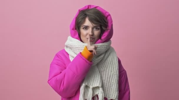 Dobrze Wyglądająca Młoda Kobieta Zimowej Kurtce Szalikiem Robi Cichy Gest — Wideo stockowe