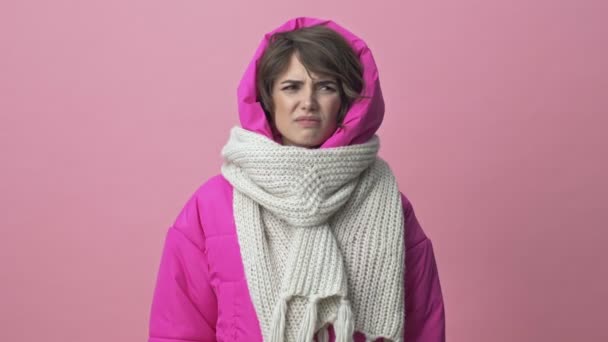 Mulher Bonita Vestindo Uma Jaqueta Inverno Com Cachecol Está Sentindo — Vídeo de Stock