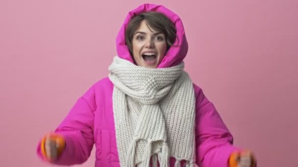 Szczęśliwa Młoda Kobieta Ubrana Zimową Kurtkę Szalikiem Wykonuje Gest Zwycięzcy — Wideo stockowe