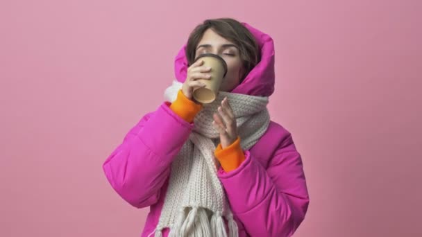 Eşarplı Bir Kışlık Ceket Giyen Güzel Genç Bir Kadın Pembe — Stok video