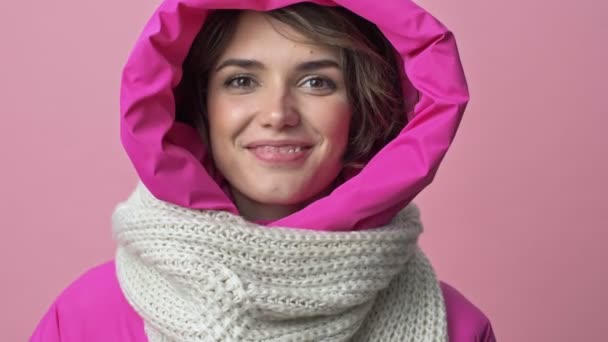 Close Widok Pięknej Młodej Kobiety Zimowej Kurtce Kapturem Uśmiecha Się — Wideo stockowe