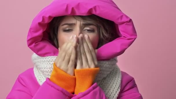 Kapüşonlu Kışlık Ceket Giyen Donmuş Genç Bir Kadının Pembe Bir — Stok video