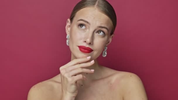 Mooie Jonge Vrouw Met Rode Lippenstift Oorbellen Denkt Iets Dan — Stockvideo