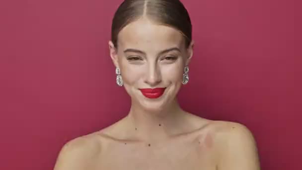 Coqueta Mujer Joven Coqueta Con Lápiz Labial Rojo Pendientes Está — Vídeos de Stock