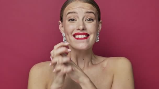 Een Vrolijke Jonge Vrouw Met Rode Lippenstift Oorbellen Het Doen — Stockvideo