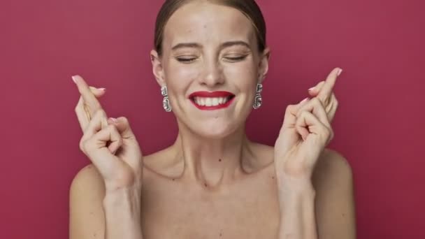 Sorridente Giovane Donna Con Rossetto Rosso Orecchini Sta Incrociando Dita — Video Stock