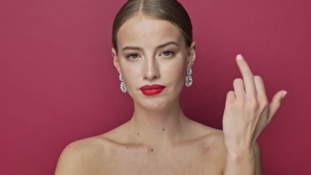 Poważna Młoda Kobieta Czerwoną Szminką Kolczykami Pokazuje Środkowy Palec Odizolowany — Wideo stockowe