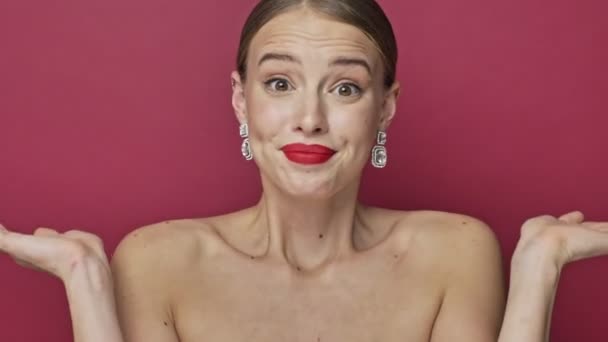 Mujer Joven Bastante Perpleja Con Lápiz Labial Rojo Pendientes Encoge — Vídeo de stock