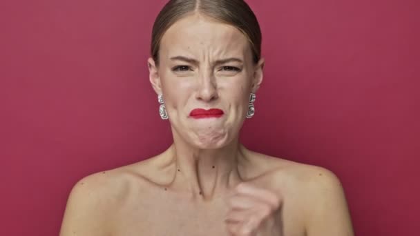 Une Jeune Femme Mécontente Colère Avec Rouge Lèvres Des Boucles — Video