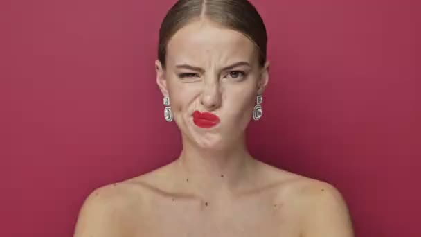 Ontevreden Jonge Vrouw Met Rode Lippenstift Oorbellen Het Doen Van — Stockvideo
