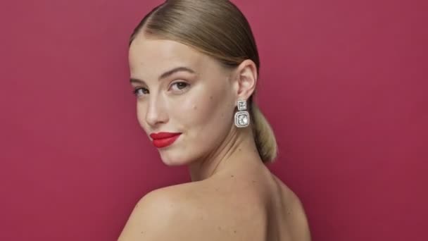 Une Jeune Femme Joyeuse Avec Rouge Lèvres Boucles Oreilles Tourne — Video