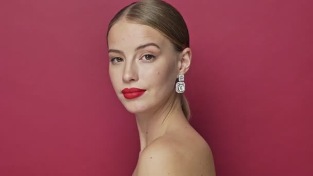 Seorang Wanita Muda Genit Coquettish Dengan Lipstik Merah Dan Anting — Stok Video