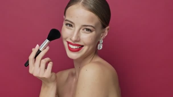 Vue Latérale Jeune Femme Joyeuse Avec Rouge Lèvres Boucles Oreilles — Video