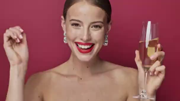 Kırmızı Rujlu Küpeli Mutlu Çekici Genç Bir Kadın Kırmızı Arka — Stok video
